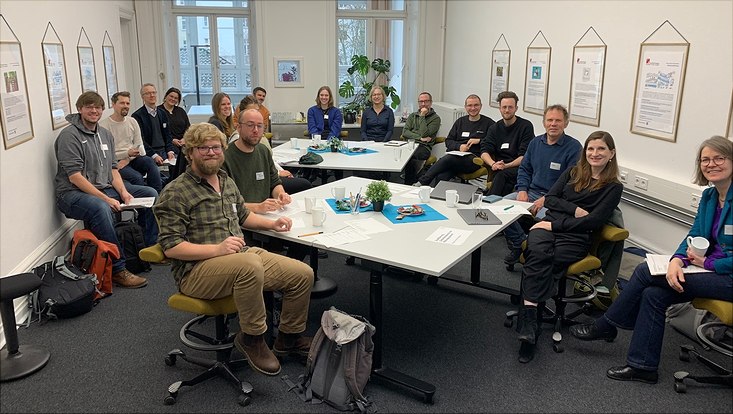 Gruppenfoto der Teilnehmenden des Kick-Offs des Transferfonds 2024/2025, die sich in einem Konferenzraum versammeln.