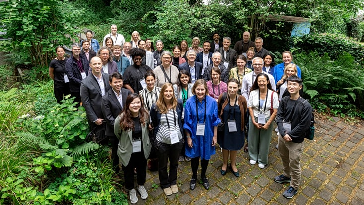 Participants of HNC 2025 grouped together in the garden of the UHH guesthouse