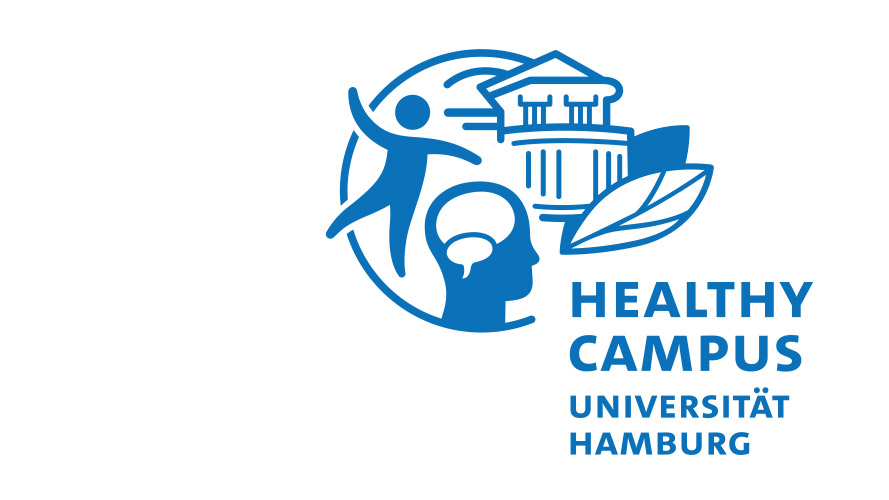 Das Logo ist blau auf weiß und zeigt in einem Kreis angedeutet das Hauptgebäude der Uni Hamburg, einen Menschen, der sich bewegt, einen Kopf und Blätter. Daneben steht: Healthy Campus Universität Hamburg