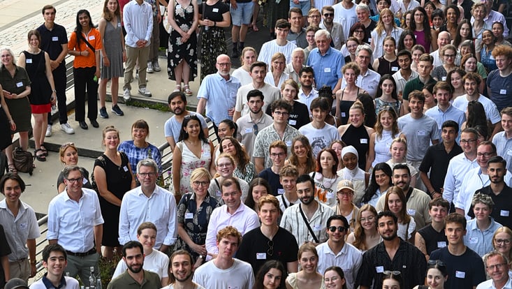 Gruppenfoto der Teilnehmenden am Sommerfest des Deutschlandstipendiums