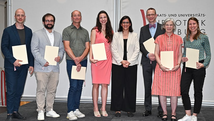Dr. Tobias Vlćek, Dr. Manuel Becker, Dr. Patrick Ziegelmüller, Stella Mercedes Fingas, Maryam Blumenthal (science senator), Prof. Dr. Lars Hummel, Prof. Dr. Elisabeth Allgoewer, and Prof. Dr. Kira Weber (from left) at the award ceremony for the Hamburg Teaching Prize