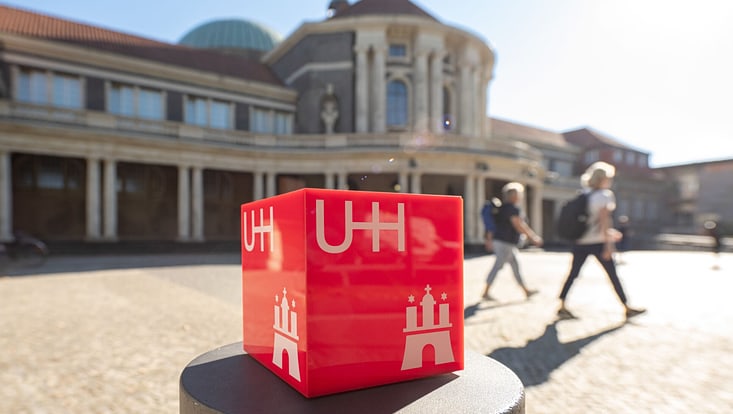 Roter UHH-Würfel vor dem Hauptgebäude der Uni Hamburg