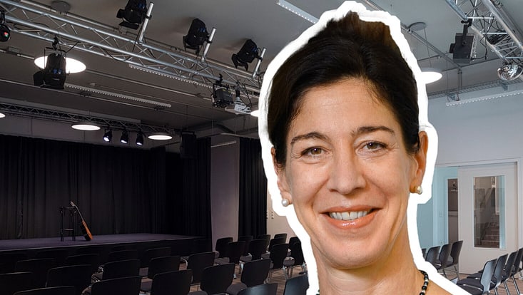 Porträtfoto der Vortragenden Anne van Aaken vor dem Hintergrund des Veranstaltungsortes Kunstklinik
