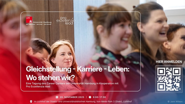 Im Hintergrund ein Foto von lachenden Zuhörenden in einer Veranstaltung. Im Vordergrund die Logos der universität Hamburg und von pro exzellenzia lead. Außerdem Informationen, die im News-Artikel stehen. Unten rechts QR-Code zur Anmeldung.