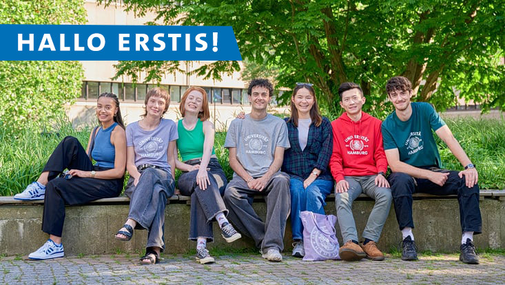 Gruppe von Studierenden, die in die Kamera lächeln, darüber steht Hallo Erstis