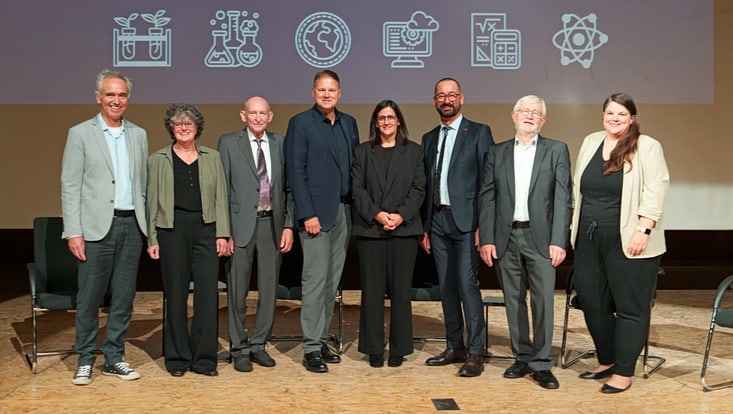 Von links nach recht: Prof. Dr. Kai Jensen, Prof. Dr. Annette Eschenbach, Prof. Dr. Arno Frühwald, Prof. Dr. Hauke Heekeren, Senatorin Maryam Blumental, Prof. Dr.-Ing. Norbert Ritter, Prof. Dr. Heinrich Graener und Dr. Katrin Seelhorst