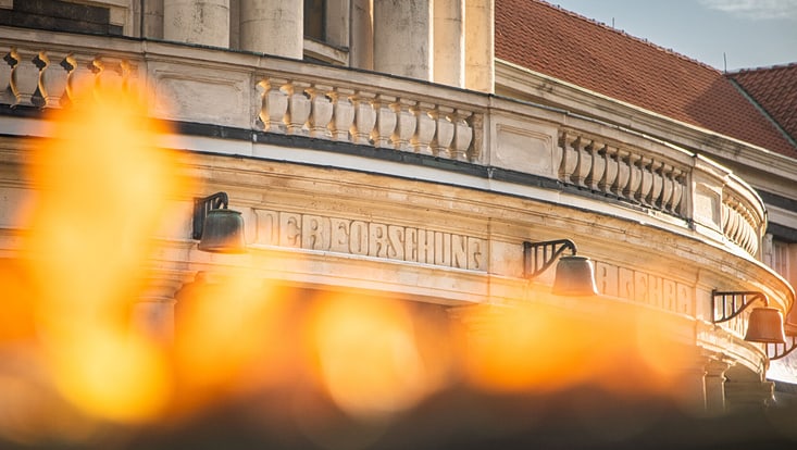 Schriftzug "Der Forschung" am Hauptgebäude mit Herbstlaub