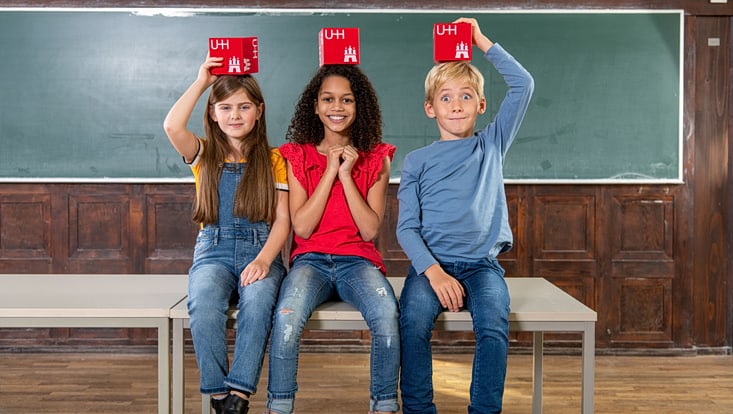 Kinder sitzen in einem Hörsaal der Universität Hamburg