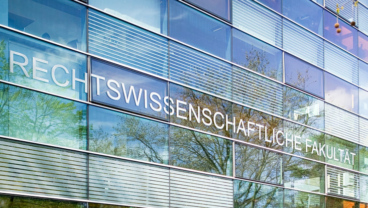 Die Fassade der Bibliothek der Rechtswissenschaft