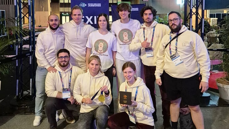 Zehnköpfige Studierende Forschungsgruppe bei einem Studierendenwettbewerb für Synthetische Biologie in