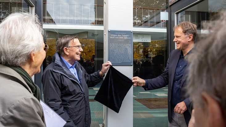Gert Hinnerk Behlmer und Hauke Heekeren enthüllen die Gedenktafel am Audimax der Universität Hamburg