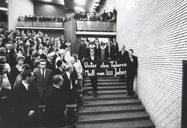 Bei der Rektoratsübergabe 1967 entfalteten zwei Studenten an der Universität Hamburg vor den einziehenden Professoren ein Banner mit der Aufschrift „Unter den Talaren – Muff von 1000 Jahren“.