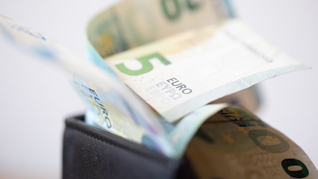 Ein Portemonnaie mit mehreren Euroscheinen.