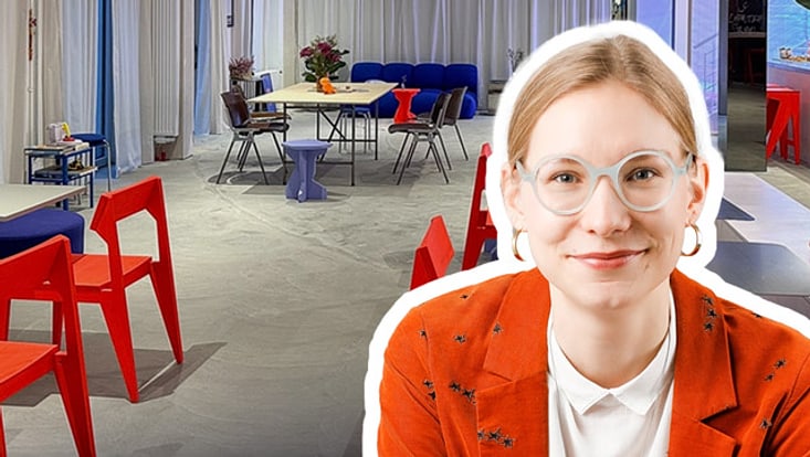 Porträtfoto der Vortragenden Prof. Katharina Förster vor dem Hintergrund des Veranstaltungsortes KULTUR&GUT