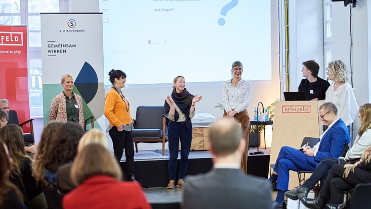 Claudia Mendes, Anne Vogelpohl, Sabine Maasen und Stefanie von Berg präsentieren vor dem Publikum und Bürgermeister Uwe Schneidewind