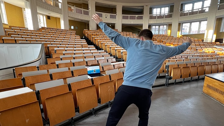 Student nutzt im Hörsaal eines der ExerGames auf dem Laptop