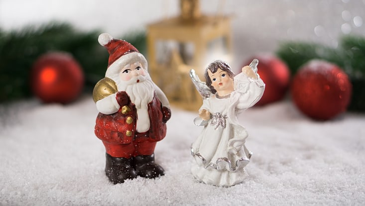 Figuren vom Weihnachtsmann und Christkind