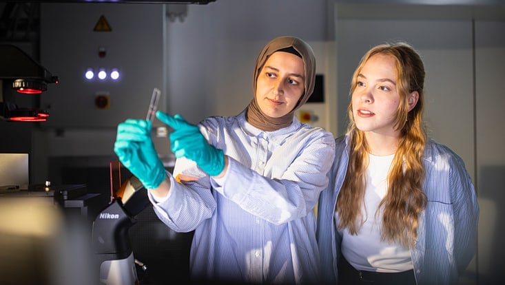 Zwei junge Wissenschaftlerinnen bei der Forschung im Labor