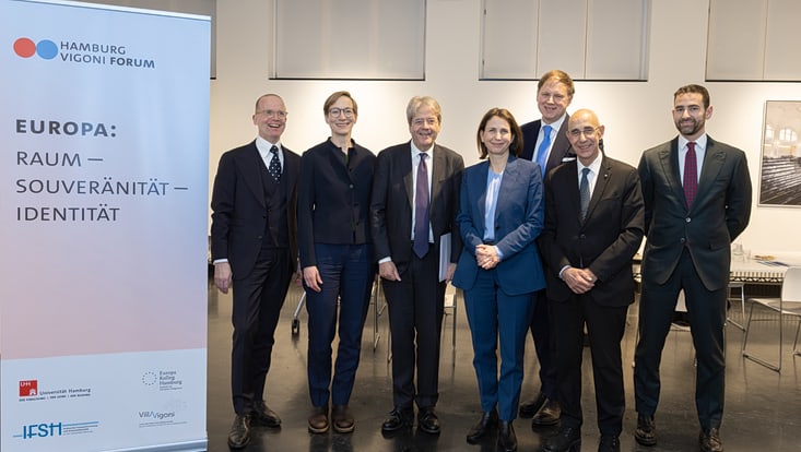 Universitätspräsident Prof. Dr. Hauke Heekeren (3. V. r.) begrüßte Prof. Dr. Markus Kotzur, Prof. Dr. Ursula Schröder, Paolo Gentiloni, Liv Assmann, Luigi Mattiolo und Dr. Roberto Luppi (v. l. n. r.) zum Hamburg-Vigoni Forum.