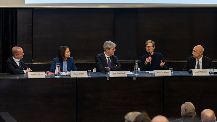 Following the speech, Prof. Dr. Markus Kotzur, Liv Assmann, Paolo Gentiloni, Prof. Dr. Ursula Schröder, and Luigi Mattiolo (from left to right) discussed aspects of the speech.