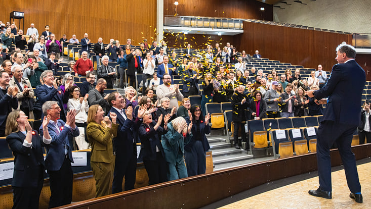 2-733x414 Mitarbeitende der UHH feiern im Audimax der Uni.