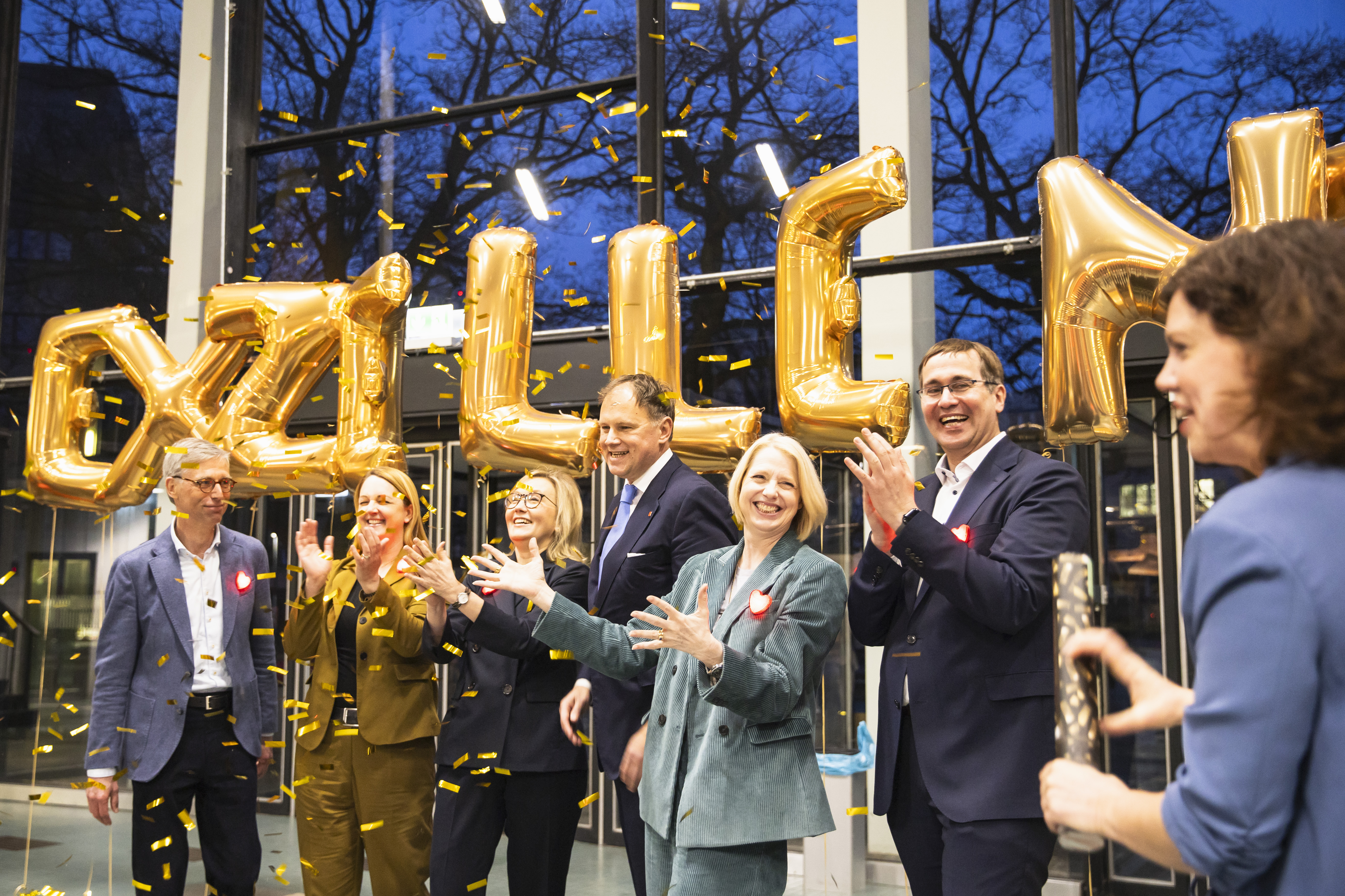 Die UHH feiert: Dr. Martin Hecht, Prof. Dr. Laura Marie Edinger-Schons, Prof. Dr. Natalia Filatkina, Universitätspräsident Prof. Dr. Hauke Heekeren, Prof. Dr. Jetta Frost, Prof. Dr. Tilo Böhmann und Dr. Berit Lindau (v.l.n.r.)