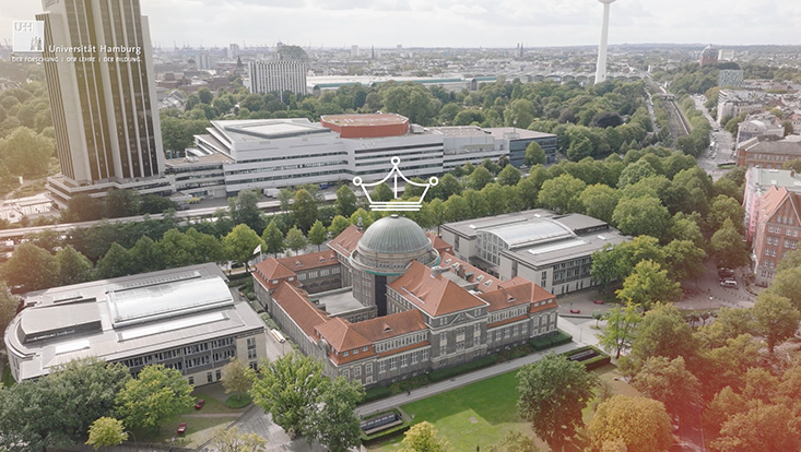 Das Hauptgebäude der Universität Hamburg mit einer gezeichneten Krone auf dem Dach