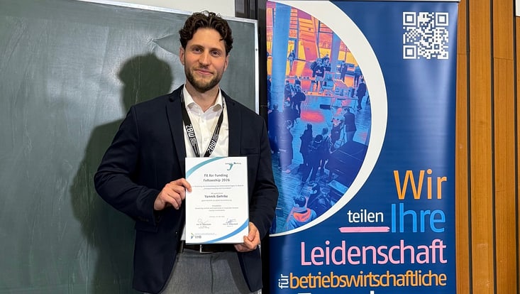 Prof. Dr. Yannik Gehrke bei der Preisverleihung