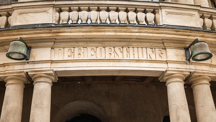 Detail aus der Fassade des UHH-Hauptgebäudes
