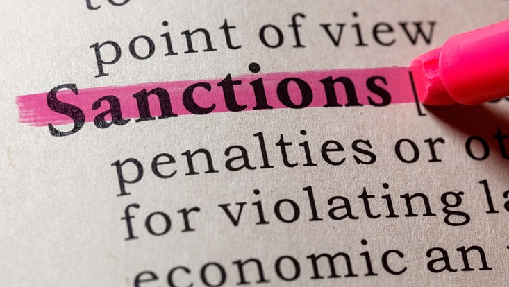 Im Wörterbuch ist der Eintrag Sanktionen, auf Englisch Sanctions, mit pinkem Textmarker unterstrichen.
