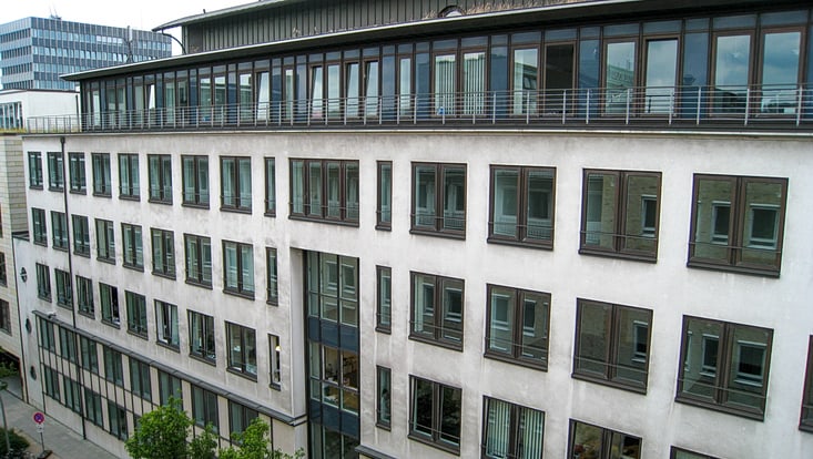 Frontansicht des Gebäudes Alsterchaussee 1