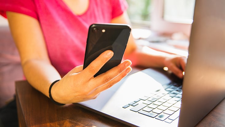 Eine Frau hält ein Handy in der Hand