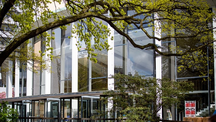Seiten- und Teilansicht des Audimax'