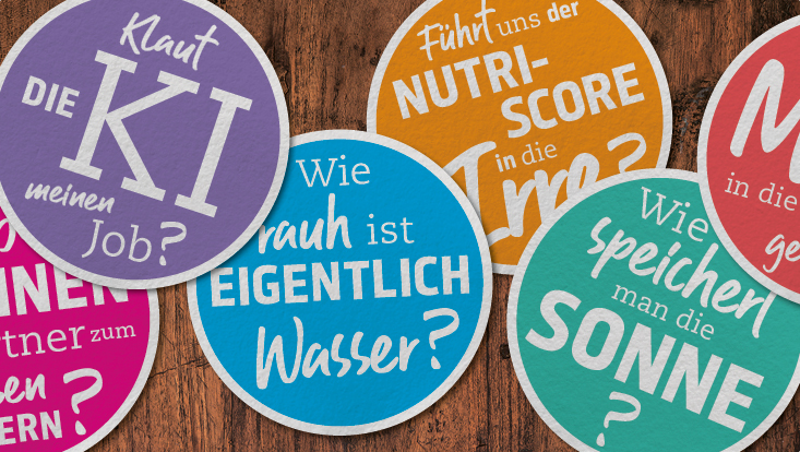 Bierdeckel, auf denen die Vortragtitel gedruckt sind