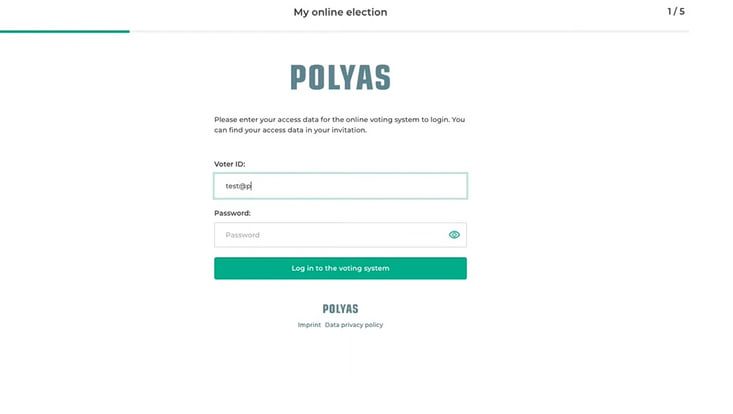 Login-Seite des Online-Wahlsystems POLYAS mit Eingabefeldern für Wähler-ID und Passwort sowie einem Button zum Anmelden.