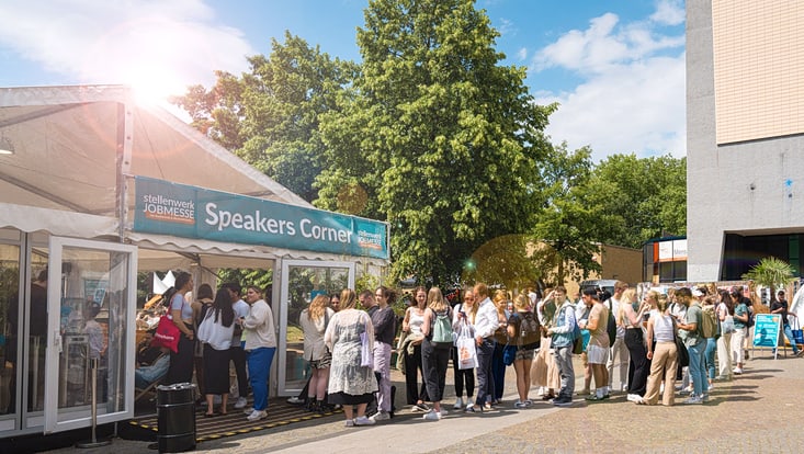 Besucherinnen und Besucher warten vor einem Zelt auf der Stellenwerk-Jobmesse im Jahr 2025