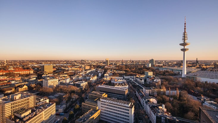 230228-wissenschaftsinfrastruktur-esfandiari-8057-uhhxs-733x414 Hamburg Skyline und Campus von oben
