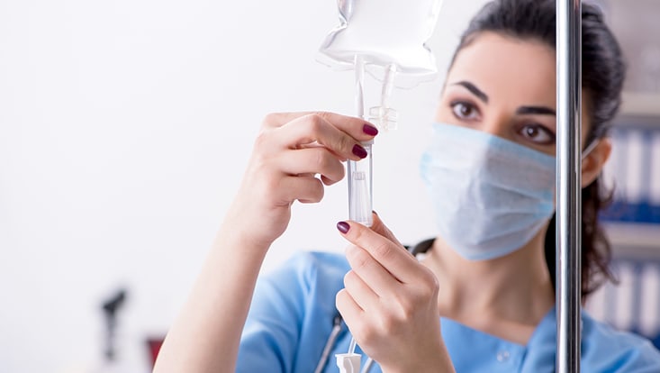 adobestock-261777806-733x414 Krankenhausszene: Schwester bereitet Infusion vor