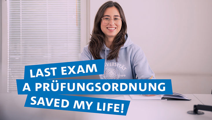 pruefungsordnung-733x414 junge Person, die einen grauen Universität Hamburg Hoodie trägt, mit offenen dunklen Haaren und Brille lächelt in die Kamera. Über dem Bild steht der Text "Last exam a Prüfungsordnung saved my life!"