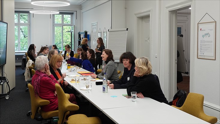 Veranstaltung im Rahmen des Mentoring&programms in der Rothenbaumchaussee 19 Veranstaltung im Rahmen des Mentoring&programms: Teilnehmerinnen an einem langen Tisch