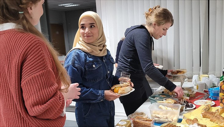 Veranstaltung im Rahmen des Mentoring&programms Veranstaltung im Rahmen des Mentoring&programms: Teilnehmerinnen am Buffet