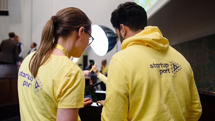 2 Mitarbeiter von Startup Port von hinten