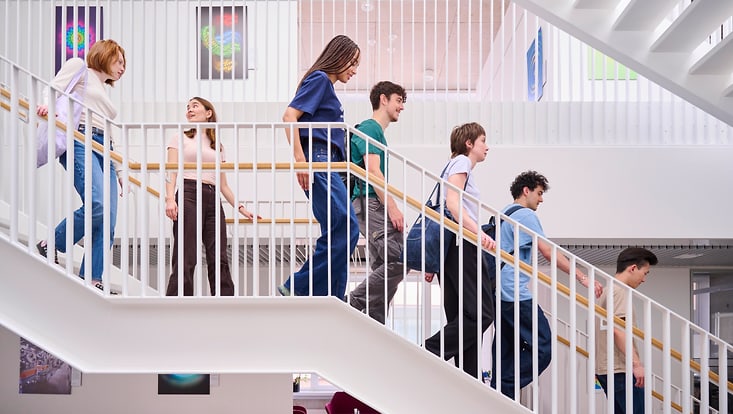 Studierende auf einer Treppe