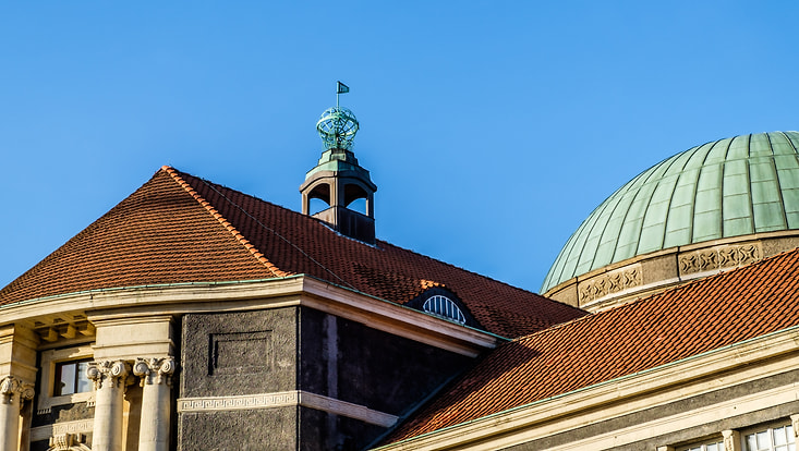 Kuppel des Hauptgebäudes der Uni Hamburg vor blauem Himmel