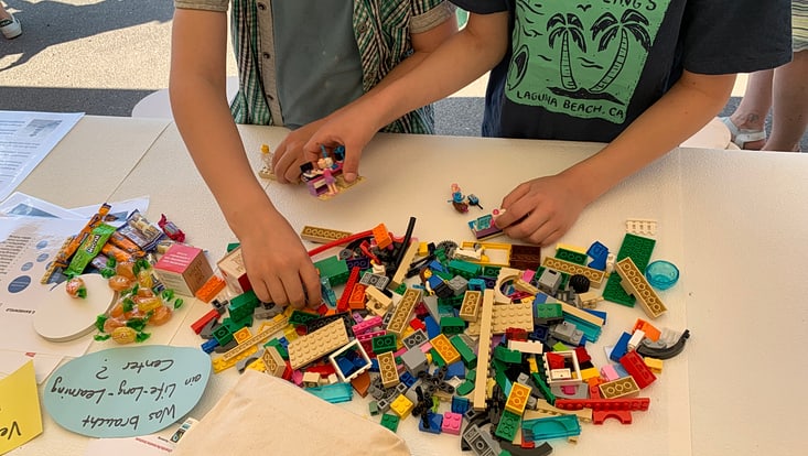 Zwei Kinder bauen etwas aus Lego