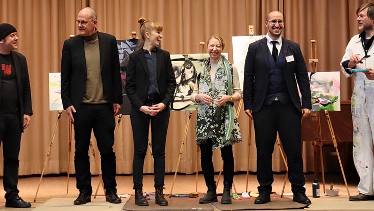 02-03-nachhaltige-entw-ebene-3-2-preisempfaenger-innen-nachhaltigkeitspreis-bne-an-hochschulen-e1679420271682-733x414 Personen auf einer Bühne bei der Preisverleihung des Nachhaltigkeitspreises 2022