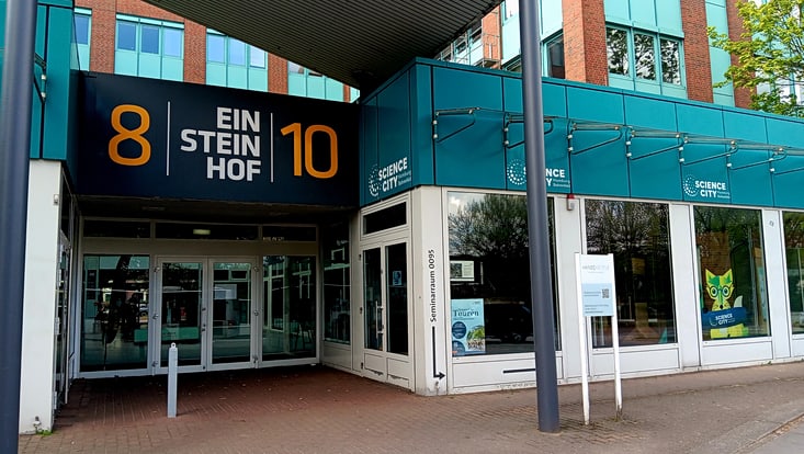 02-03-vernnachhentw.-2025-04-25-citynaturewalk-bahrenfeld-01-csgumtau-733x414 Eingang eines Gebäudes mit Beschriftung „Einsteinhof 8/10“