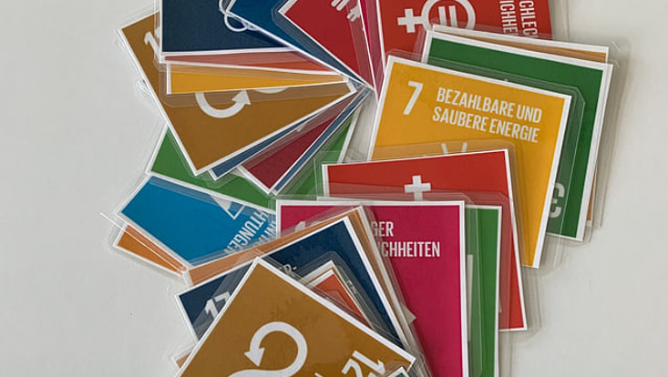 Foto von bunten Karten zum Thema Nachhaltigkeitstransformation