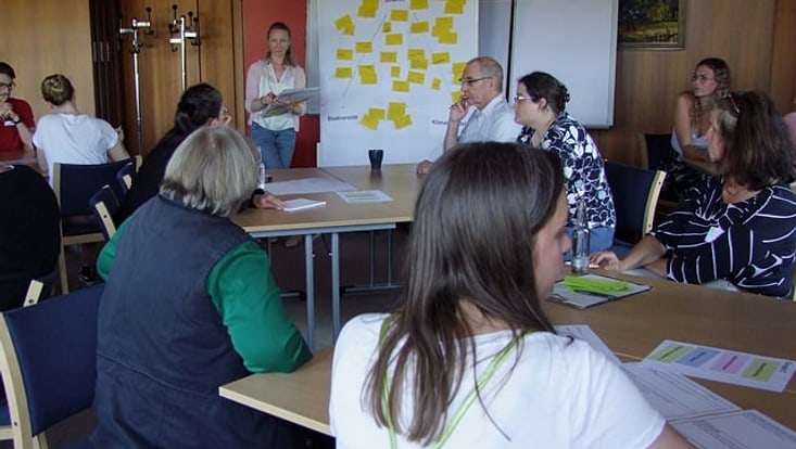 Foto von Teilnehmenden eines Dialogforums
