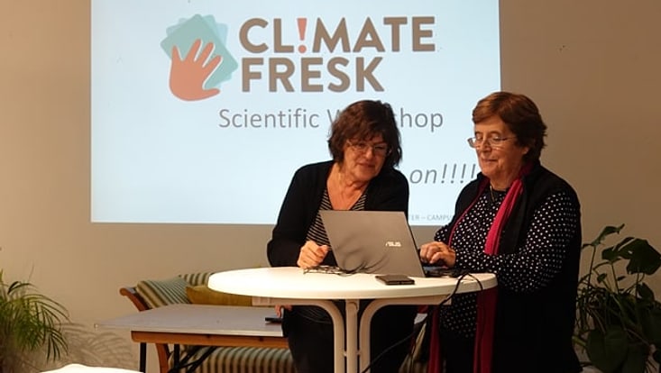 Foto von der Mitarbeiterin Ursula Caser mit einer Vortragenden vor einem Laptop
